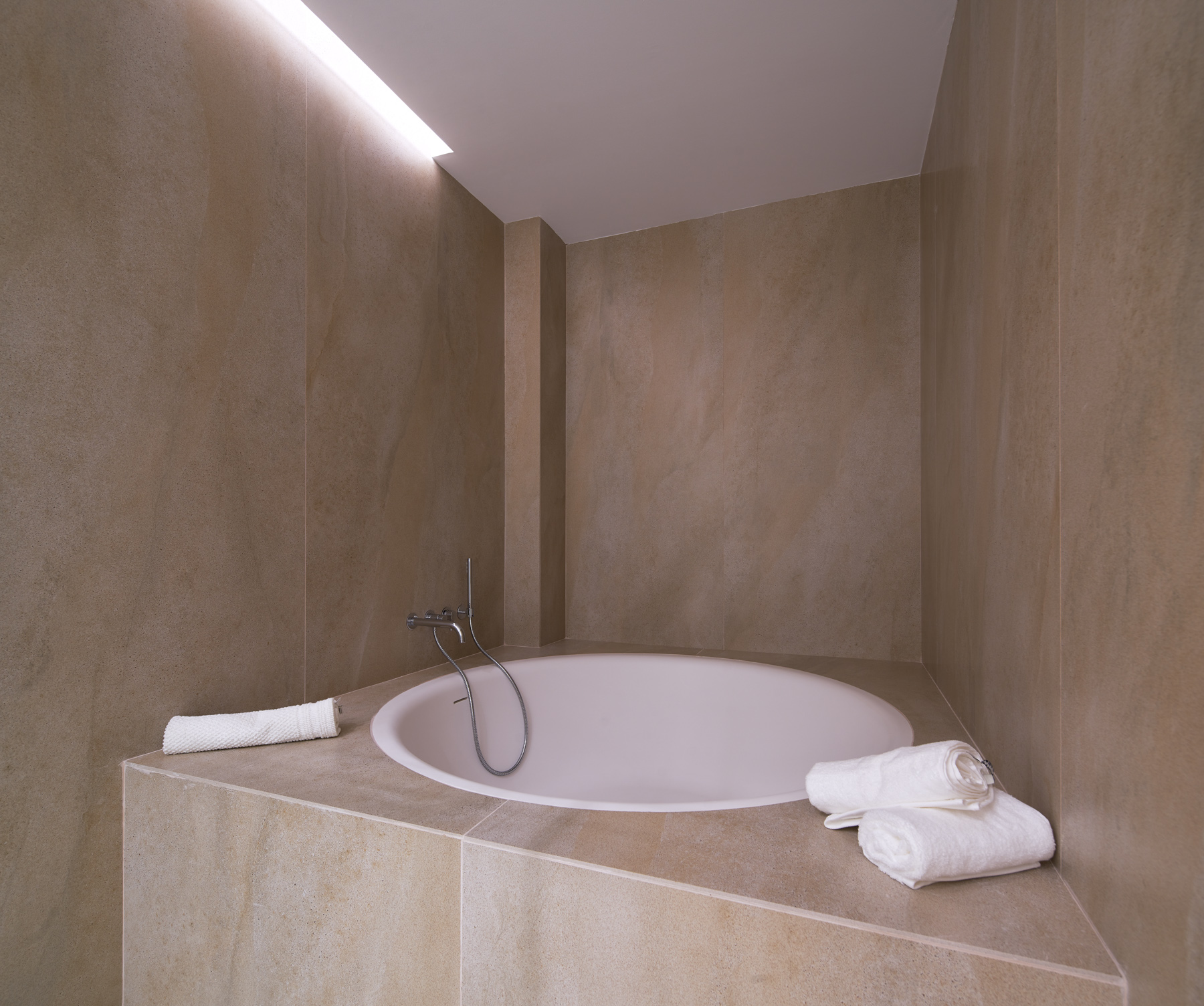 The Sapphire - Apartment 1C - Image 6